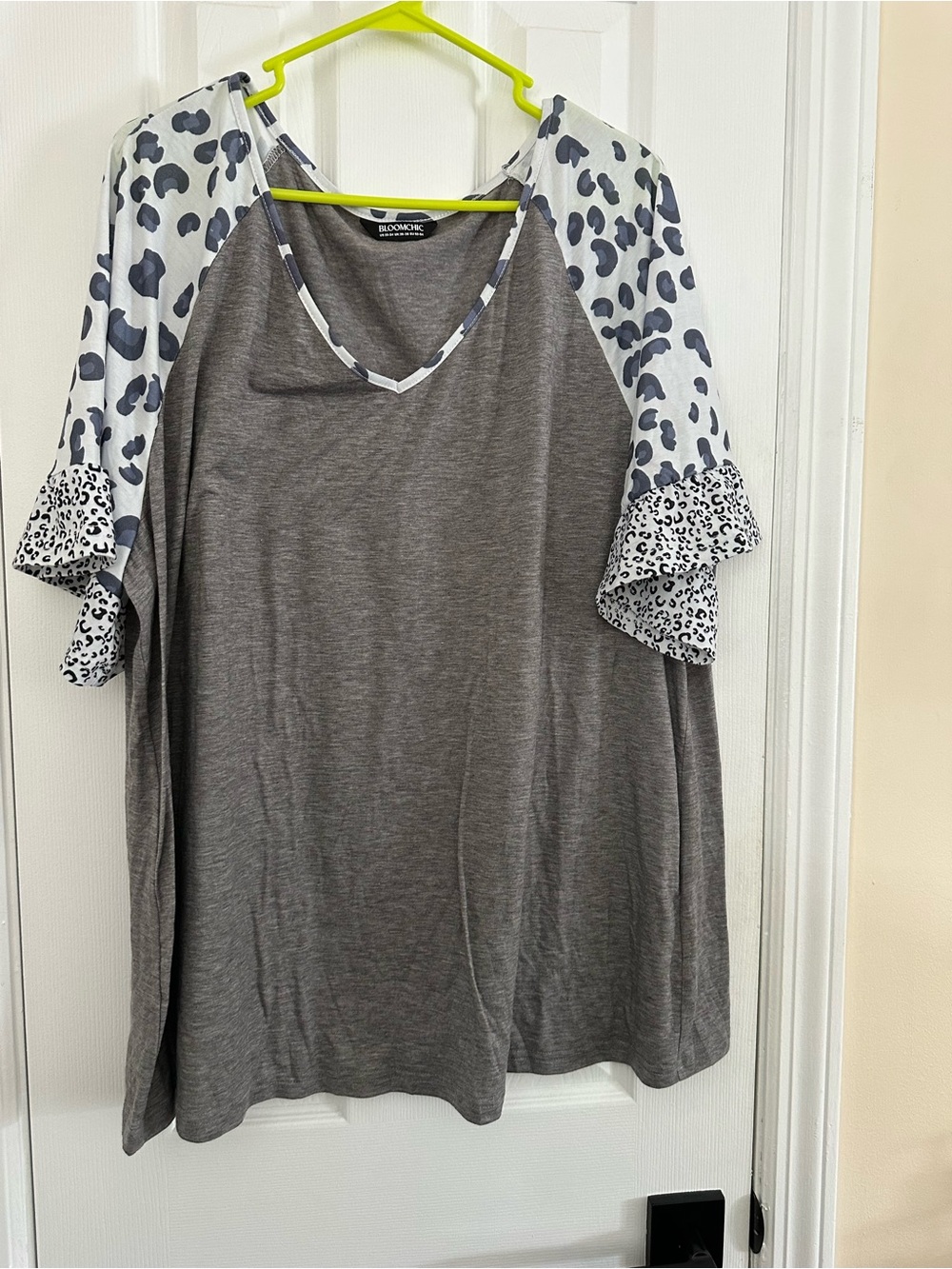 BLOOMCHIC Women Plus 22-24 Gray Leopard Animal Print V-Neck Ruffle Tee